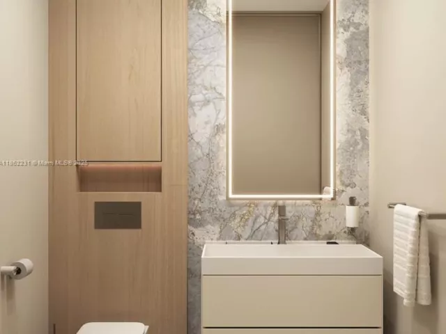 6-bedroom home for sale in Bay Harbor Islands - 10190 E Bay Harbor Dr Villa #B/B1 - MondialRealty