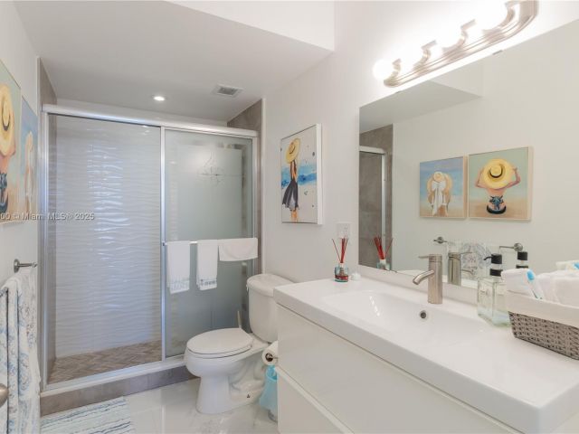 2-bedroom condo for sale in Hallandale Beach - 1985 S Ocean Dr 15G - MondialRealty