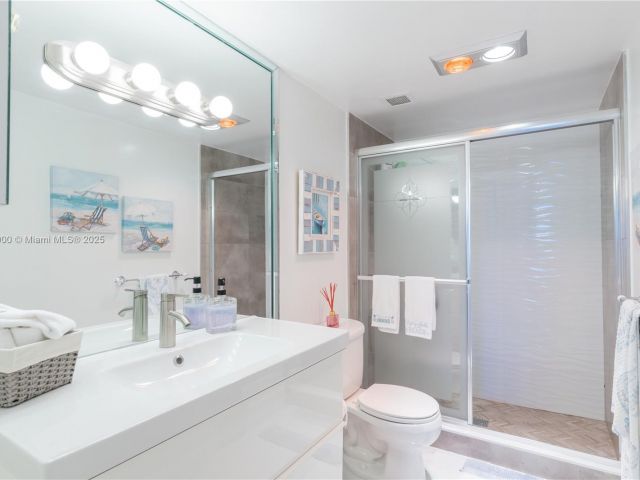 2-bedroom condo for sale in Hallandale Beach - 1985 S Ocean Dr 15G - MondialRealty