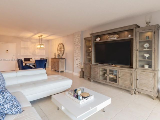 2-bedroom condo for sale in Hallandale Beach - 1985 S Ocean Dr 15G - MondialRealty