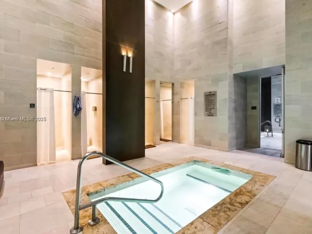 2-bedroom condo for sale in Hallandale Beach - 1800 S Ocean Dr 1909 - MondialRealty