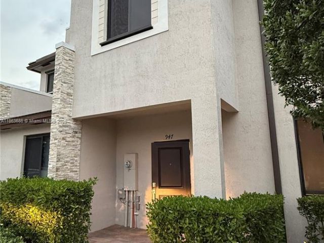 3-bedroom home for rent in Miami - 947 NE 211th St 947 - MondialRealty
