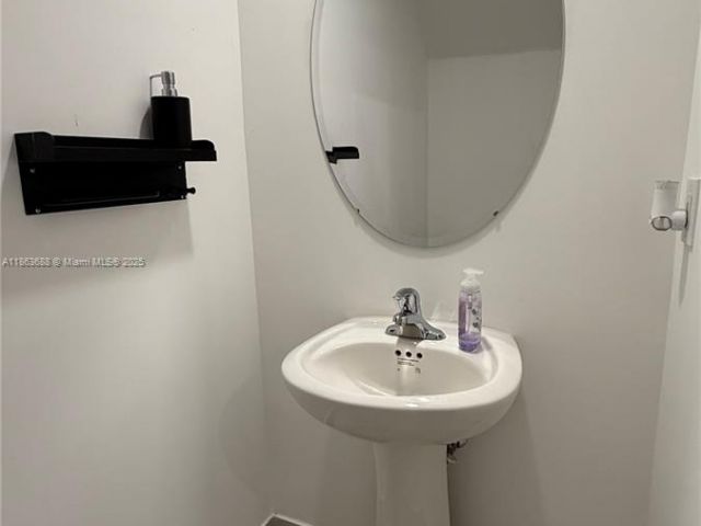 3-bedroom home for rent in Miami - 947 NE 211th St 947 - MondialRealty