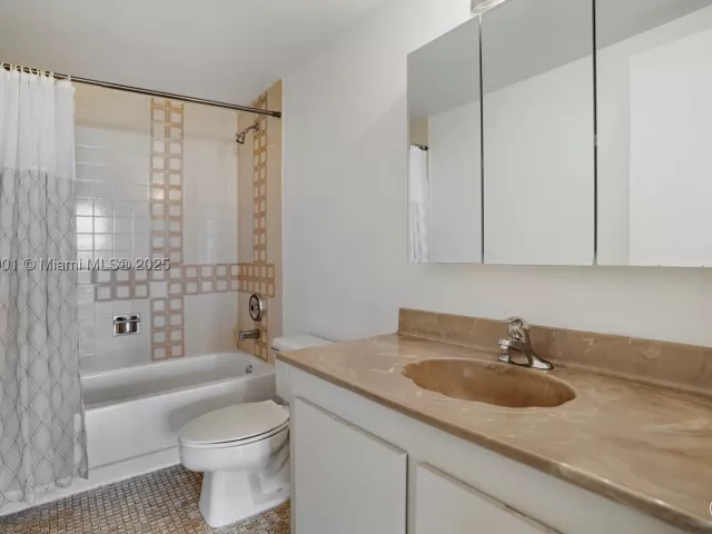 1-bedroom condo for sale in Hallandale Beach - 2500 Parkview Dr 2408 - MondialRealty