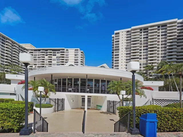1-bedroom condo for sale in Hallandale Beach - 2500 Parkview Dr 2408 - MondialRealty