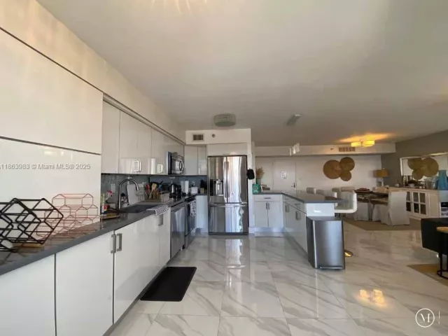 2-bedroom condo for sale in Aventura - 3530 Mystic Pointe Dr 3014 - MondialRealty