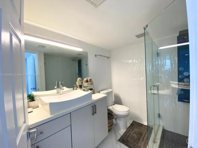 2-bedroom condo for sale in Aventura - 3530 Mystic Pointe Dr 3014 - MondialRealty