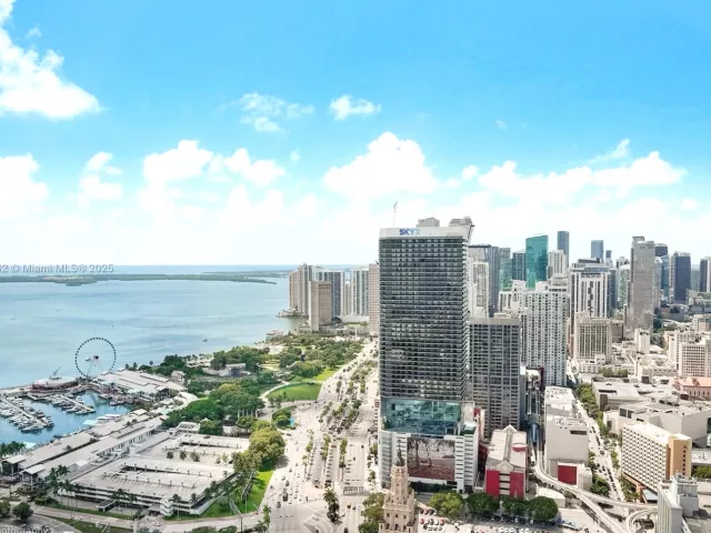 2-bedroom condo for sale in Miami - 888 Biscayne Blvd 5004 - MondialRealty