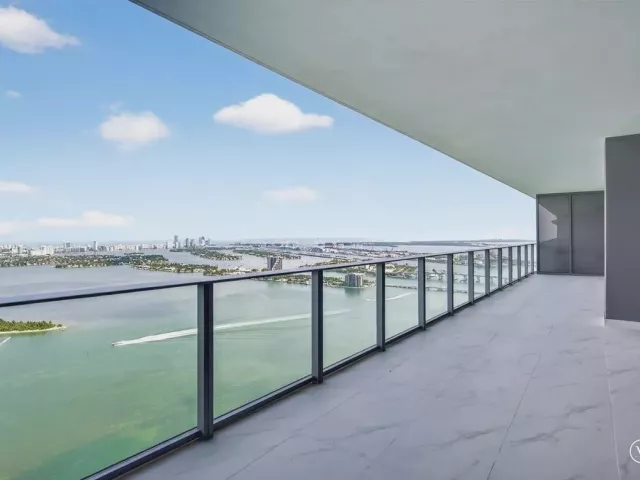 4-bedroom condo for sale in Miami - 700 NE 24th Street 5202 - MondialRealty