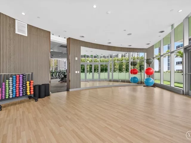 4-bedroom condo for sale in Miami - 700 NE 24th Street 5202 - MondialRealty