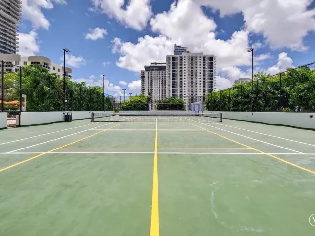 4-bedroom condo for sale in Miami - 700 NE 24th Street 5202 - MondialRealty