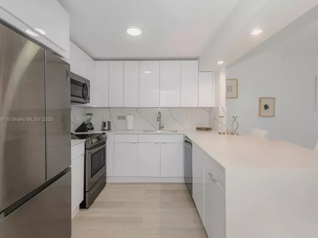 1-bedroom condo for sale in Miami Beach - 2301 Collins Ave 1505 - MondialRealty