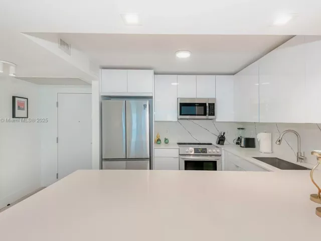 1-bedroom condo for sale in Miami Beach - 2301 Collins Ave 1505 - MondialRealty