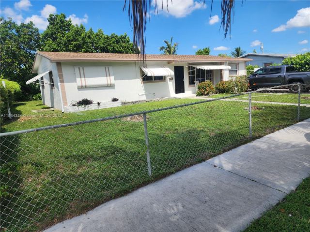 Home for rent at 17200 NW 11th Ave - photo 7436032
