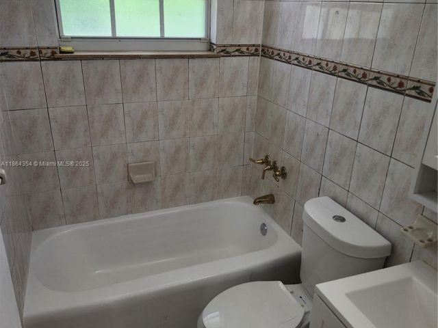 Home for rent at 17200 NW 11th Ave - photo 7436037