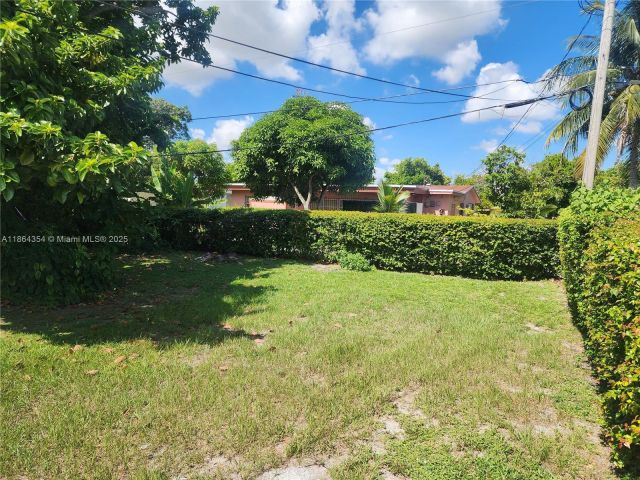 Home for rent at 17200 NW 11th Ave - photo 7436039