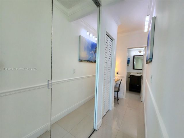 2-bedroom condo for rent in Hollywood - 3505 S Ocean Dr 707 - MondialRealty