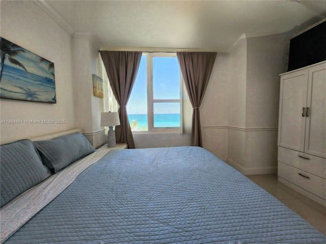 2-bedroom condo for rent in Hollywood - 3505 S Ocean Dr 707 - MondialRealty