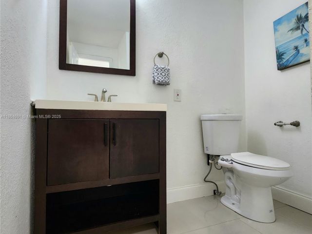 2-bedroom condo for rent in Hollywood - 3505 S Ocean Dr 707 - MondialRealty