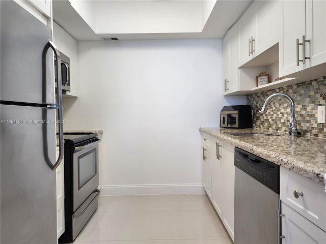 2-bedroom condo for rent in Hollywood - 3505 S Ocean Dr 707 - MondialRealty
