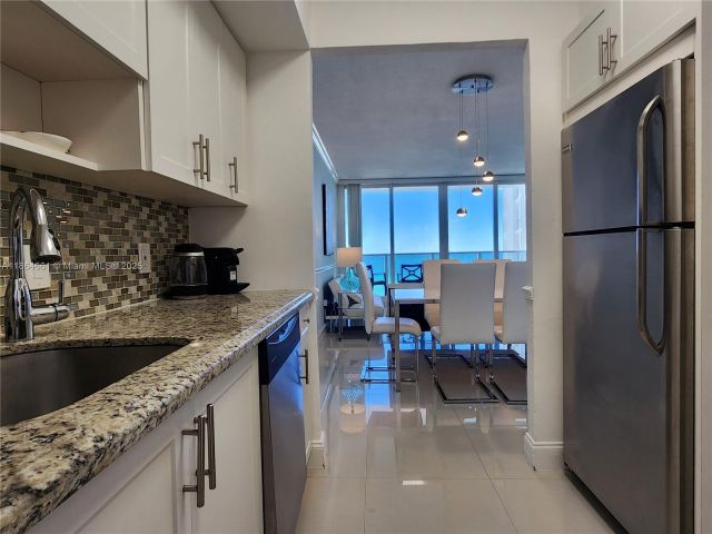 2-bedroom condo for rent in Hollywood - 3505 S Ocean Dr 707 - MondialRealty