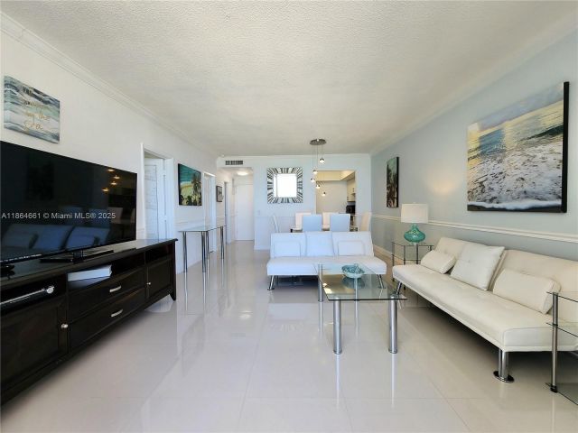2-bedroom condo for rent in Hollywood - 3505 S Ocean Dr 707 - MondialRealty