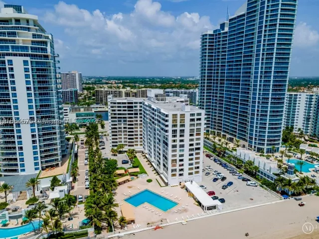 2-bedroom condo for rent in Hollywood - 3505 S Ocean Dr 1502 - MondialRealty