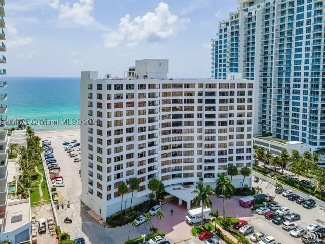 2-bedroom condo for rent in Hollywood - 3505 S Ocean Dr 1502 - MondialRealty