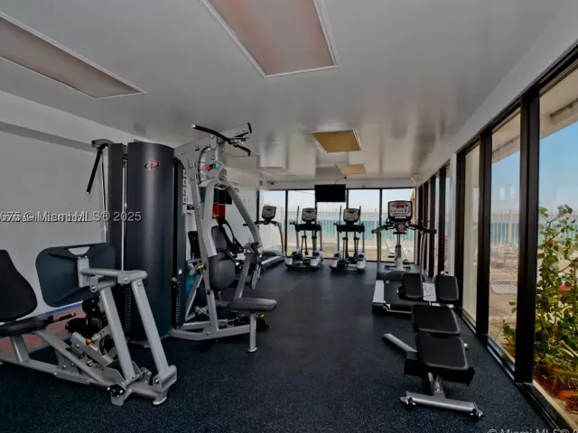 2-bedroom condo for rent in Hollywood - 3505 S Ocean Dr 1502 - MondialRealty