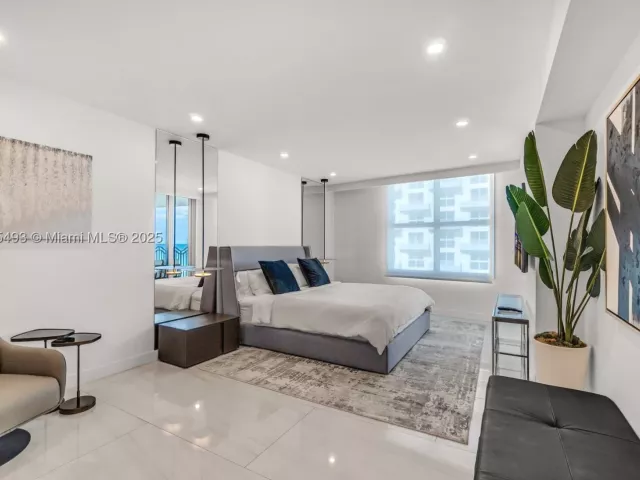 3-bedroom condo for sale in Miami Beach - 1500 Ocean Drive 1003 - MondialRealty