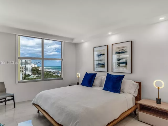 3-bedroom condo for sale in Miami Beach - 1500 Ocean Drive 1003 - MondialRealty