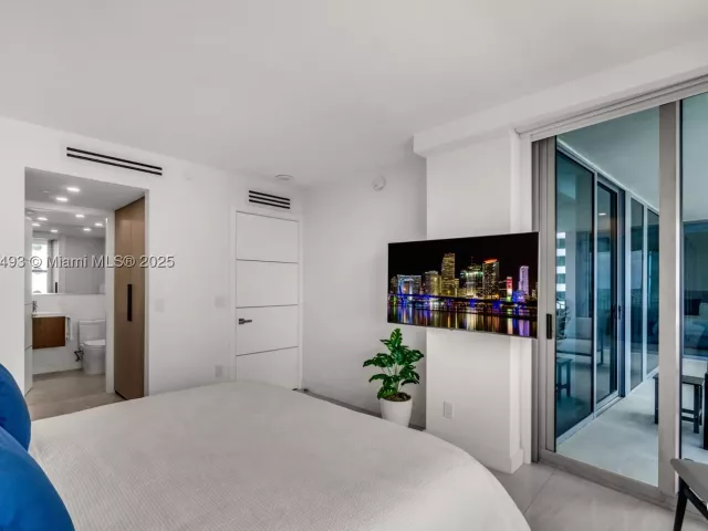 3-bedroom condo for sale in Miami Beach - 1500 Ocean Drive 1003 - MondialRealty