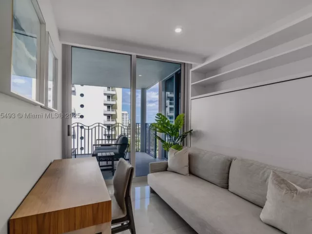 3-bedroom condo for sale in Miami Beach - 1500 Ocean Drive 1003 - MondialRealty