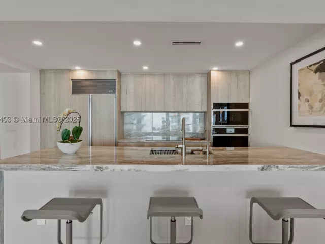 3-bedroom condo for sale in Miami Beach - 1500 Ocean Drive 1003 - MondialRealty