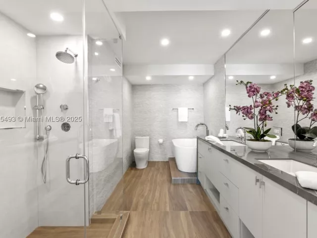 3-bedroom condo for sale in Miami Beach - 1500 Ocean Drive 1003 - MondialRealty