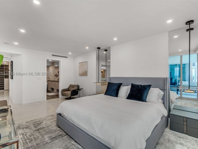 3-bedroom condo for sale in Miami Beach - 1500 Ocean Drive 1003 - MondialRealty