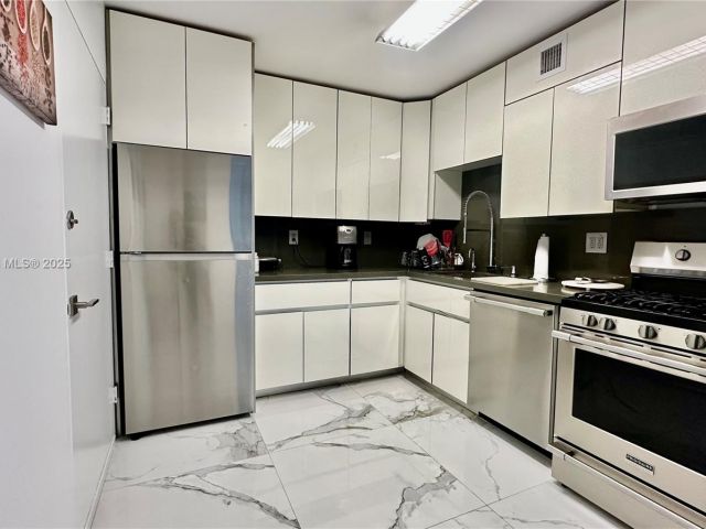 2-bedroom condo for rent in Hallandale Beach - 2030 S Ocean Dr 1022 - MondialRealty