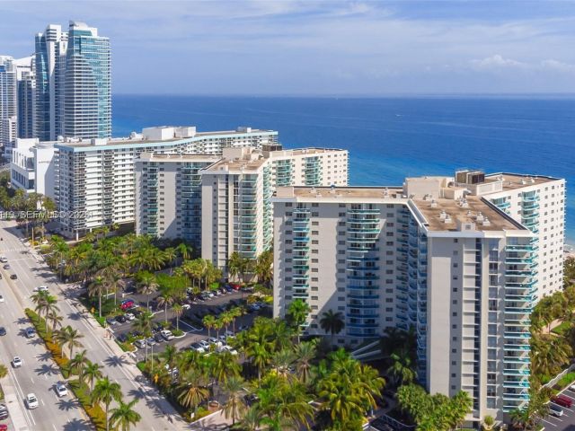 1-bedroom condo for sale in Hollywood - 3801 S Ocean 2Z - MondialRealty
