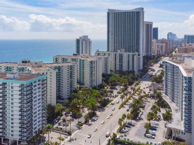 1-bedroom condo for sale in Hollywood - 3801 S Ocean 2Z - MondialRealty