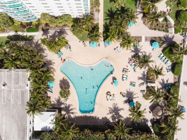 1-bedroom condo for sale in Hollywood - 3801 S Ocean 2Z - MondialRealty