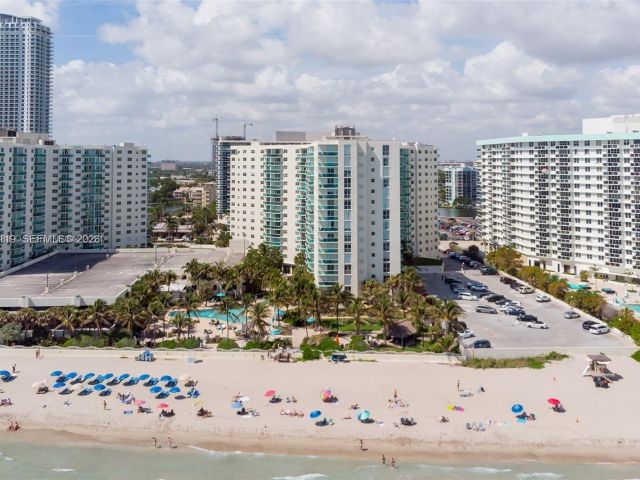 1-bedroom condo for sale in Hollywood - 3801 S Ocean 2Z - MondialRealty
