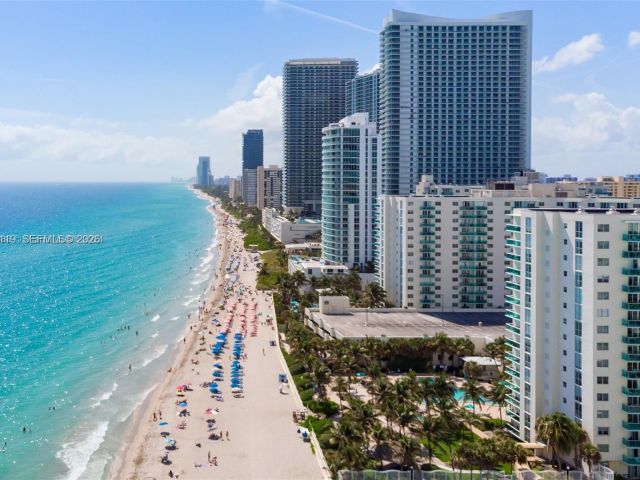 1-bedroom condo for sale in Hollywood - 3801 S Ocean 2Z - MondialRealty
