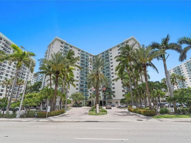 1-bedroom condo for sale in Hollywood - 3801 S Ocean 2Z - MondialRealty