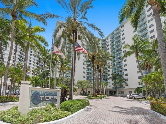 1-bedroom condo for sale in Hollywood - 3801 S Ocean 2Z - MondialRealty
