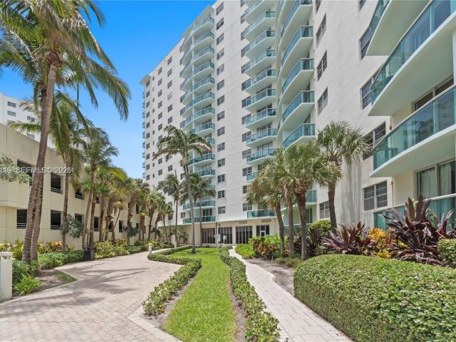 1-bedroom condo for sale in Hollywood - 3801 S Ocean 2Z - MondialRealty