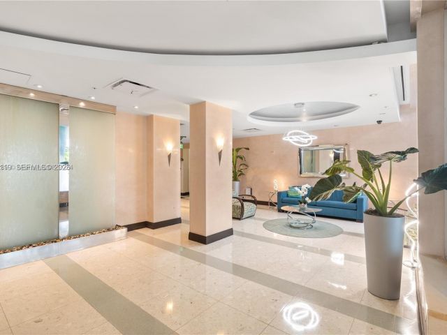 1-bedroom condo for sale in Hollywood - 3801 S Ocean 2Z - MondialRealty