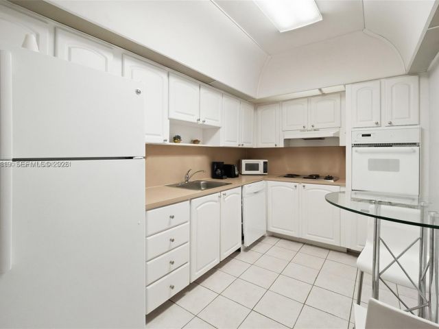 1-bedroom condo for sale in Hollywood - 3801 S Ocean 2Z - MondialRealty