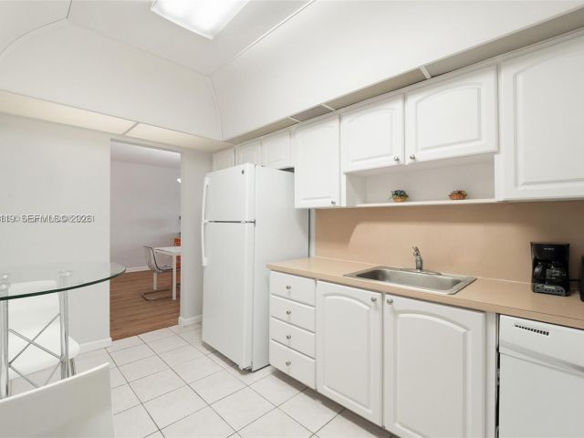 1-bedroom condo for sale in Hollywood - 3801 S Ocean 2Z - MondialRealty