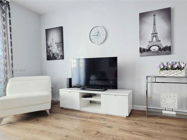 1-bedroom condo for sale in Hollywood - 3801 S Ocean 2Z - MondialRealty