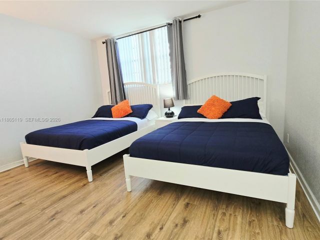 1-bedroom condo for sale in Hollywood - 3801 S Ocean 2Z - MondialRealty